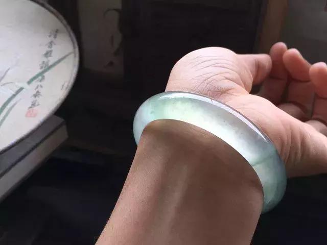 翡翠戴久了变化过程图翡翠手镯几天可以盘出来-第10张图片-翡翠网 翡翠戴久了变化过程图翡翠手镯几天可以盘出来-第10张图片-翡翠网