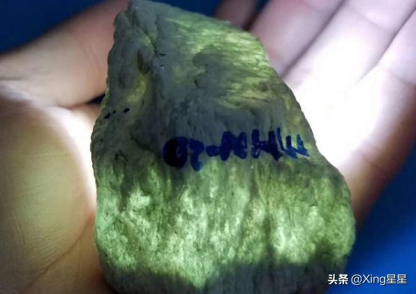 翡翠原石夜市打灯视频,打灯通透的翡翠原石-第4张图片-翡翠网 翡翠原石夜市打灯视频,打灯通透的翡翠原石-第4张图片-翡翠网