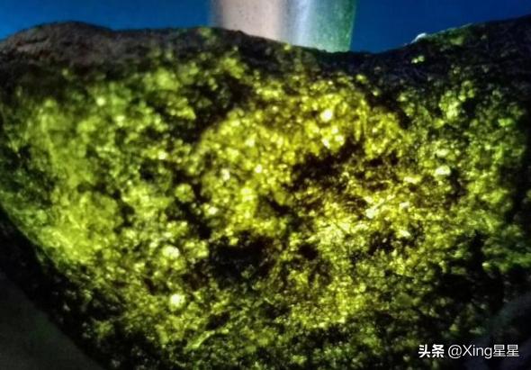 翡翠原石夜市打灯视频,打灯通透的翡翠原石-第8张图片-翡翠网 翡翠原石夜市打灯视频,打灯通透的翡翠原石-第8张图片-翡翠网