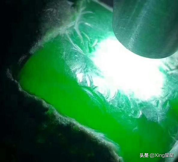 翡翠原石夜市打灯视频,打灯通透的翡翠原石-第9张图片-翡翠网 翡翠原石夜市打灯视频,打灯通透的翡翠原石-第9张图片-翡翠网