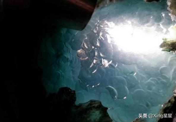 翡翠原石夜市打灯视频,打灯通透的翡翠原石-第12张图片-翡翠网 翡翠原石夜市打灯视频,打灯通透的翡翠原石-第12张图片-翡翠网