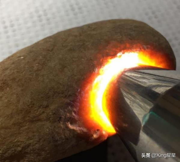 翡翠原石夜市打灯视频,打灯通透的翡翠原石-第15张图片-翡翠网 翡翠原石夜市打灯视频,打灯通透的翡翠原石-第15张图片-翡翠网