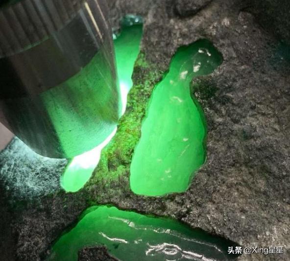 翡翠原石夜市打灯视频,打灯通透的翡翠原石-第17张图片-翡翠网 翡翠原石夜市打灯视频,打灯通透的翡翠原石-第17张图片-翡翠网