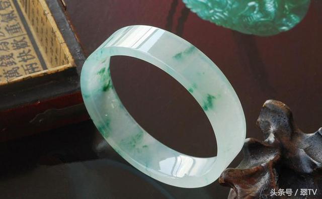 翡翠手镯冷知识大全,和田玉和翡翠哪个好-第6张图片-翡翠网 翡翠手镯冷知识大全,和田玉和翡翠哪个好-第6张图片-翡翠网