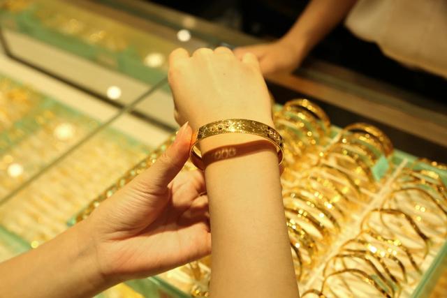 翡翠玉手镯重量多少,翡翠手镯a货是什么意思-第2张图片-翡翠网 翡翠玉手镯重量多少,翡翠手镯a货是什么意思-第2张图片-翡翠网