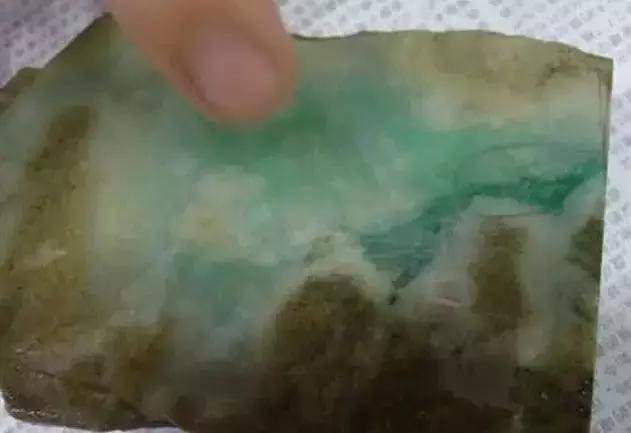 翡翠原石假皮怎么做的翡翠原石做假-第1张图片-翡翠网 翡翠原石假皮怎么做的翡翠原石做假-第1张图片-翡翠网