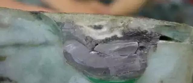 翡翠原石假皮怎么做的翡翠原石做假-第2张图片-翡翠网 翡翠原石假皮怎么做的翡翠原石做假-第2张图片-翡翠网