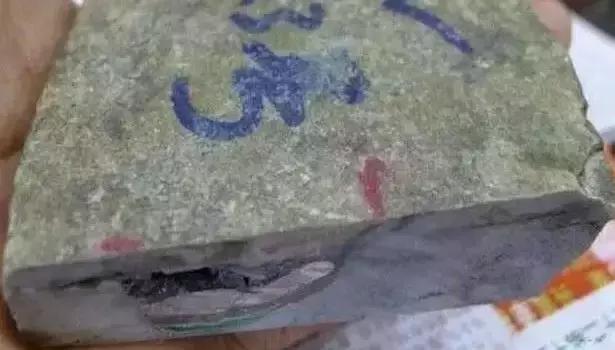 翡翠原石假皮怎么做的翡翠原石做假-第3张图片-翡翠网 翡翠原石假皮怎么做的翡翠原石做假-第3张图片-翡翠网