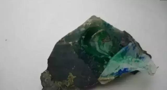 翡翠原石假皮怎么做的翡翠原石做假-第4张图片-翡翠网 翡翠原石假皮怎么做的翡翠原石做假-第4张图片-翡翠网