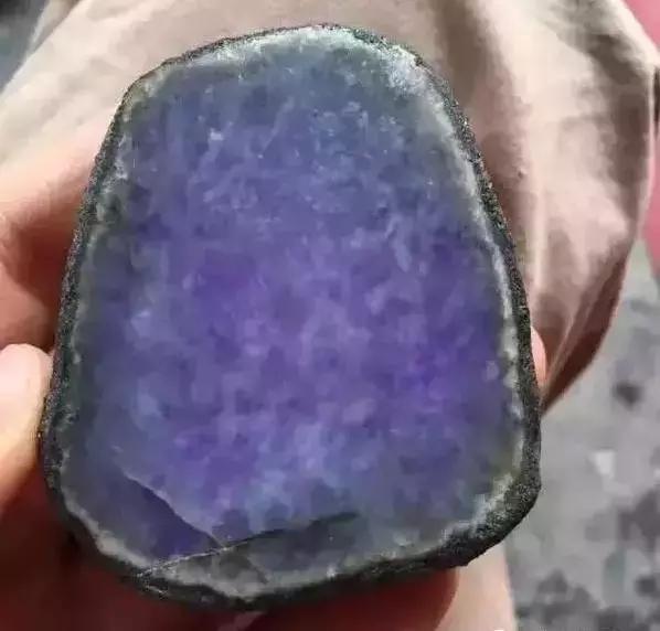 翡翠原石假皮怎么做的翡翠原石做假-第6张图片-翡翠网 翡翠原石假皮怎么做的翡翠原石做假-第6张图片-翡翠网