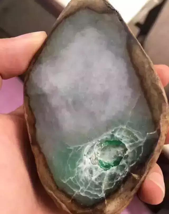 翡翠原石假皮怎么做的翡翠原石做假-第7张图片-翡翠网 翡翠原石假皮怎么做的翡翠原石做假-第7张图片-翡翠网