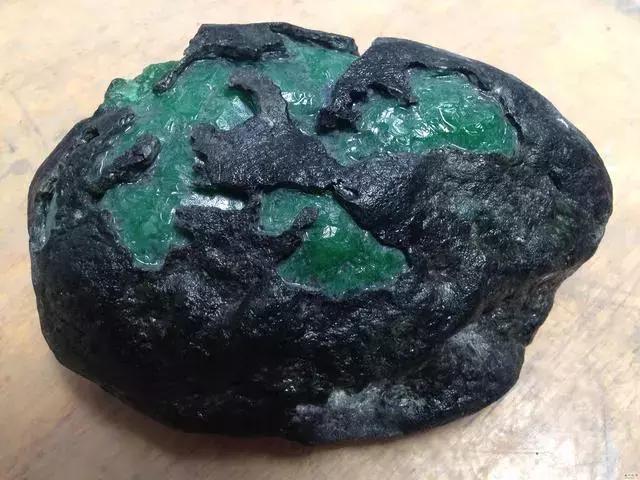 翡翠原石假皮怎么做的翡翠原石做假-第8张图片-翡翠网 翡翠原石假皮怎么做的翡翠原石做假-第8张图片-翡翠网