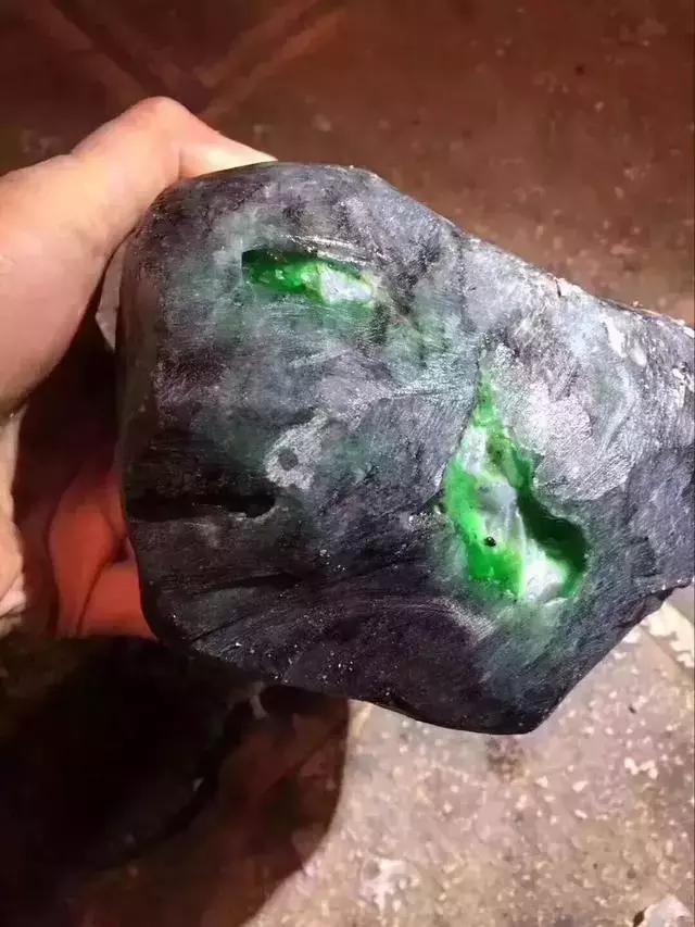 翡翠原石假皮怎么做的翡翠原石做假-第9张图片-翡翠网 翡翠原石假皮怎么做的翡翠原石做假-第9张图片-翡翠网