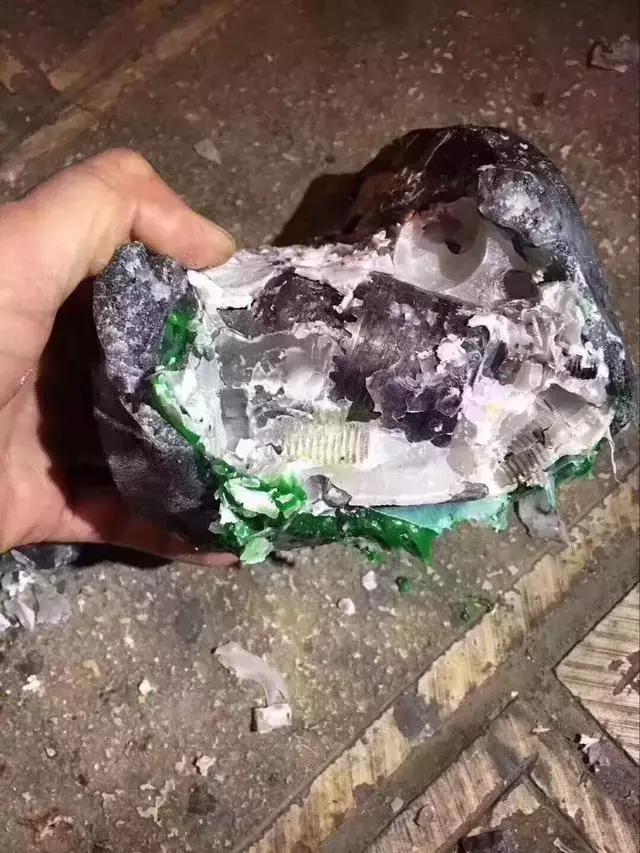 翡翠原石假皮怎么做的翡翠原石做假-第10张图片-翡翠网 翡翠原石假皮怎么做的翡翠原石做假-第10张图片-翡翠网