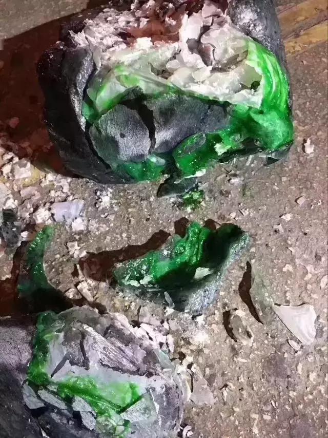 翡翠原石假皮怎么做的翡翠原石做假-第12张图片-翡翠网 翡翠原石假皮怎么做的翡翠原石做假-第12张图片-翡翠网