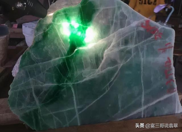 缅甸天然翡翠原石,缅甸翡翠矿主机器筛选原石-第4张图片-翡翠网 缅甸天然翡翠原石,缅甸翡翠矿主机器筛选原石-第4张图片-翡翠网