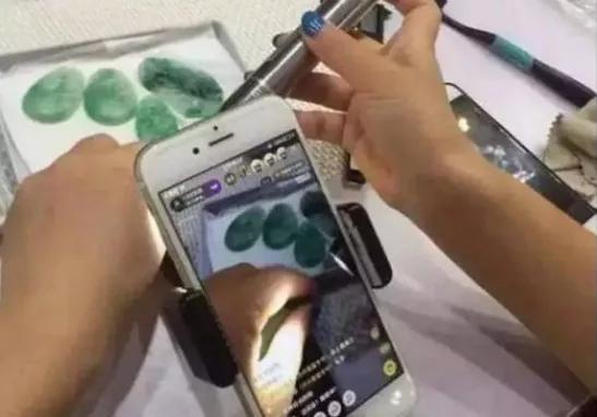 翡翠原石主播的技巧大圣翡翠原石直播-第5张图片-翡翠网 翡翠原石主播的技巧大圣翡翠原石直播-第5张图片-翡翠网