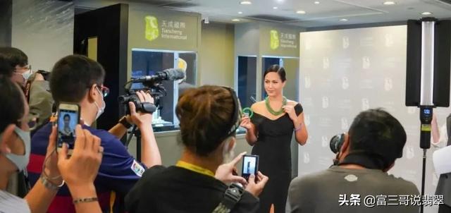 冰种翡翠玉珠价格批发翡翠珠子-第1张图片-翡翠网 冰种翡翠玉珠价格批发翡翠珠子-第1张图片-翡翠网