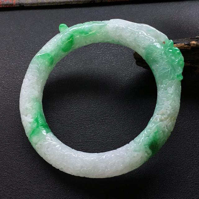 春带彩翡翠手镯,雕花翡翠手镯价格-第1张图片-翡翠网 春带彩翡翠手镯,雕花翡翠手镯价格-第1张图片-翡翠网