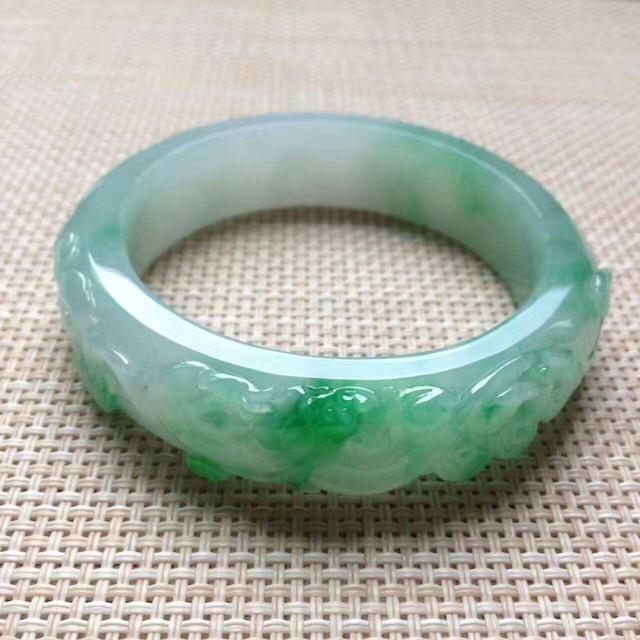 春带彩翡翠手镯,雕花翡翠手镯价格-第2张图片-翡翠网 春带彩翡翠手镯,雕花翡翠手镯价格-第2张图片-翡翠网