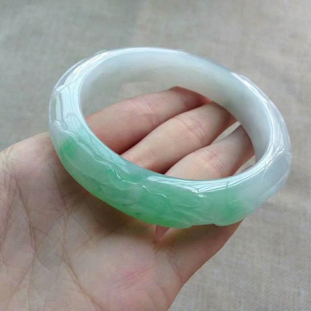 春带彩翡翠手镯,雕花翡翠手镯价格-第3张图片-翡翠网 春带彩翡翠手镯,雕花翡翠手镯价格-第3张图片-翡翠网