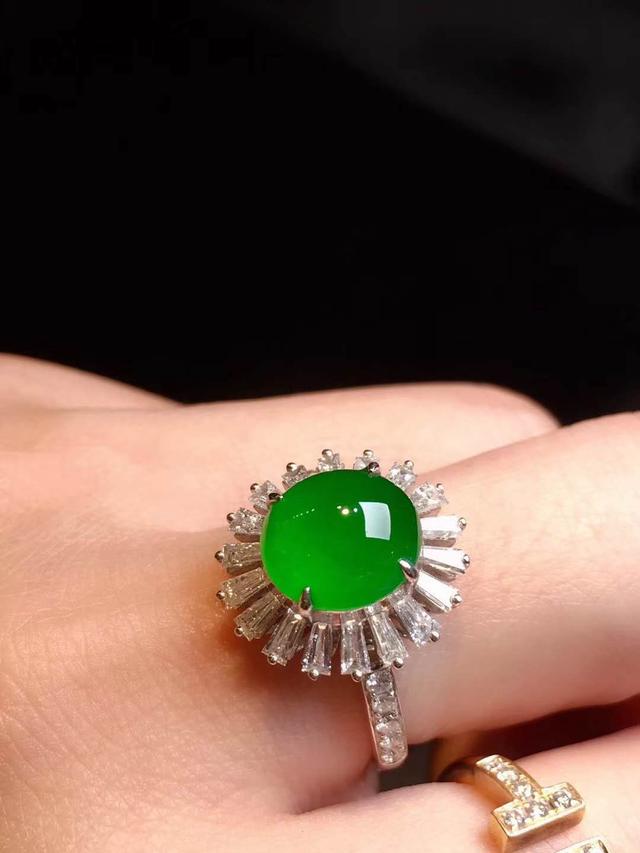 春带彩翡翠手镯,雕花翡翠手镯价格-第4张图片-翡翠网 春带彩翡翠手镯,雕花翡翠手镯价格-第4张图片-翡翠网