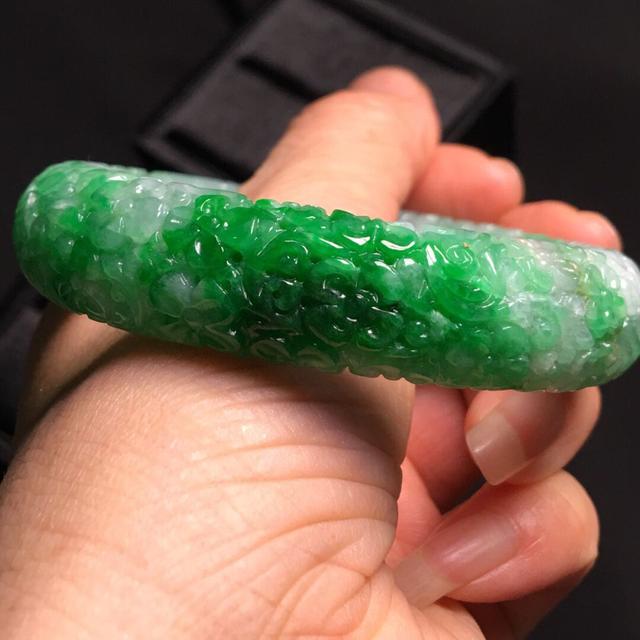 春带彩翡翠手镯,雕花翡翠手镯价格-第5张图片-翡翠网 春带彩翡翠手镯,雕花翡翠手镯价格-第5张图片-翡翠网