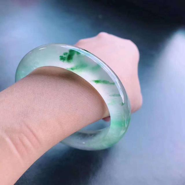 春带彩翡翠手镯,雕花翡翠手镯价格-第6张图片-翡翠网 春带彩翡翠手镯,雕花翡翠手镯价格-第6张图片-翡翠网