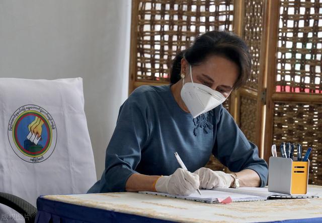 六安极品玉原石图片,缅甸军方翡翠原石-第1张图片-翡翠网 六安极品玉原石图片,缅甸军方翡翠原石-第1张图片-翡翠网