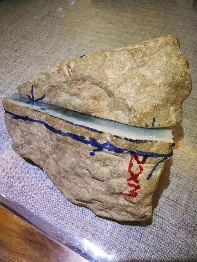 木那大翡翠原石视频黄皮木那翡翠原石特点-第1张图片-翡翠网 木那大翡翠原石视频黄皮木那翡翠原石特点-第1张图片-翡翠网