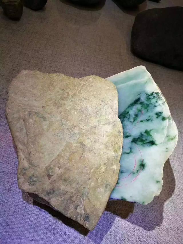 木那大翡翠原石视频黄皮木那翡翠原石特点-第2张图片-翡翠网 木那大翡翠原石视频黄皮木那翡翠原石特点-第2张图片-翡翠网