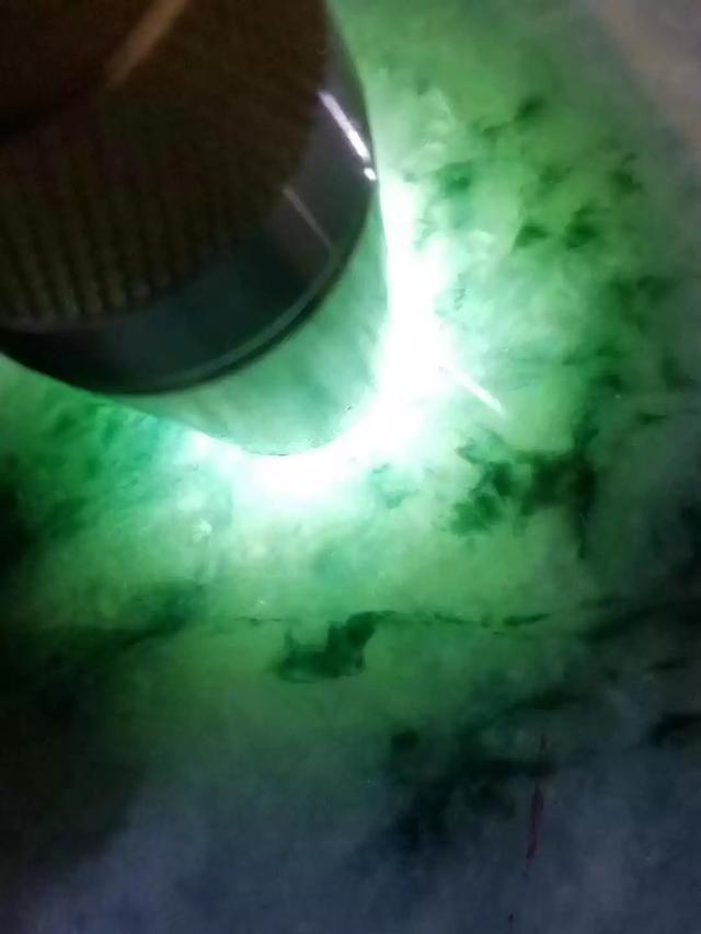 木那大翡翠原石视频黄皮木那翡翠原石特点-第4张图片-翡翠网 木那大翡翠原石视频黄皮木那翡翠原石特点-第4张图片-翡翠网