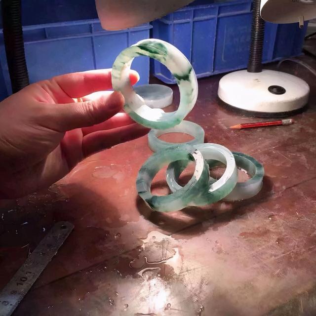 木那大翡翠原石视频黄皮木那翡翠原石特点-第6张图片-翡翠网 木那大翡翠原石视频黄皮木那翡翠原石特点-第6张图片-翡翠网