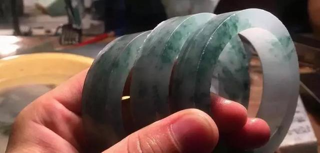 木那大翡翠原石视频黄皮木那翡翠原石特点-第7张图片-翡翠网 木那大翡翠原石视频黄皮木那翡翠原石特点-第7张图片-翡翠网