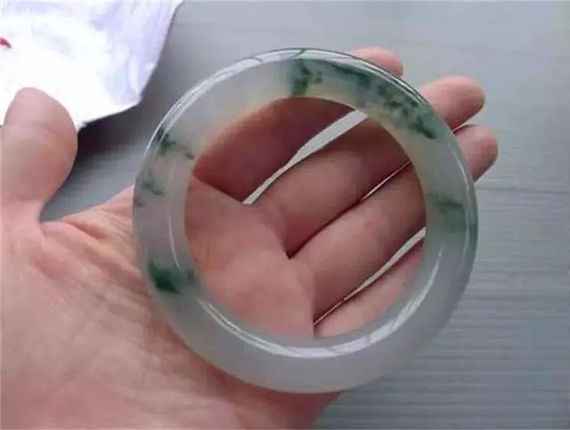 木那大翡翠原石视频黄皮木那翡翠原石特点-第9张图片-翡翠网 木那大翡翠原石视频黄皮木那翡翠原石特点-第9张图片-翡翠网