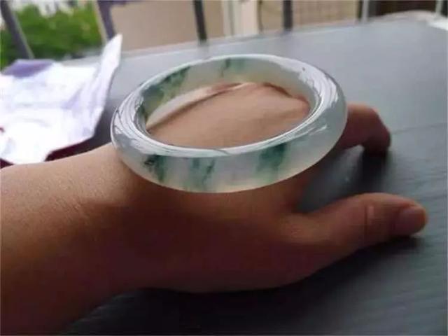 木那大翡翠原石视频黄皮木那翡翠原石特点-第10张图片-翡翠网 木那大翡翠原石视频黄皮木那翡翠原石特点-第10张图片-翡翠网