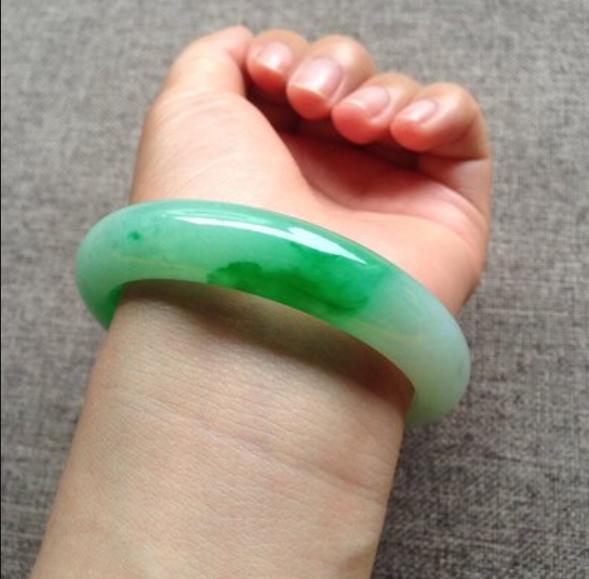 翡翠棉絮可以养得掉吗,翡翠里面有棉絮状怎么样-第6张图片-翡翠网 翡翠棉絮可以养得掉吗,翡翠里面有棉絮状怎么样-第6张图片-翡翠网