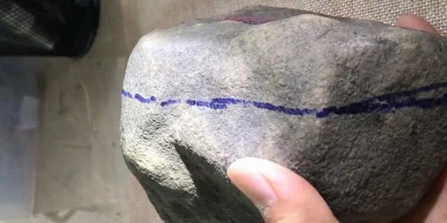 翡翠怎么看皮革,赌石切开翡翠原石-第4张图片-翡翠网 翡翠怎么看皮革,赌石切开翡翠原石-第4张图片-翡翠网