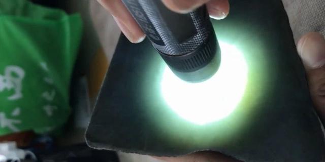 翡翠怎么看皮革,赌石切开翡翠原石-第7张图片-翡翠网 翡翠怎么看皮革,赌石切开翡翠原石-第7张图片-翡翠网