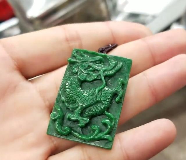 绿翡翠图片及价格绿色翡翠图片-第3张图片-翡翠网 绿翡翠图片及价格绿色翡翠图片-第3张图片-翡翠网