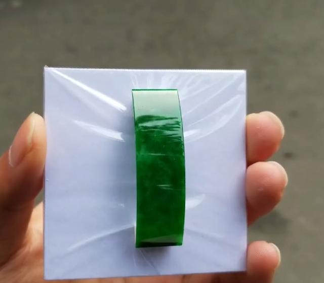 绿翡翠图片及价格绿色翡翠图片-第4张图片-翡翠网 绿翡翠图片及价格绿色翡翠图片-第4张图片-翡翠网