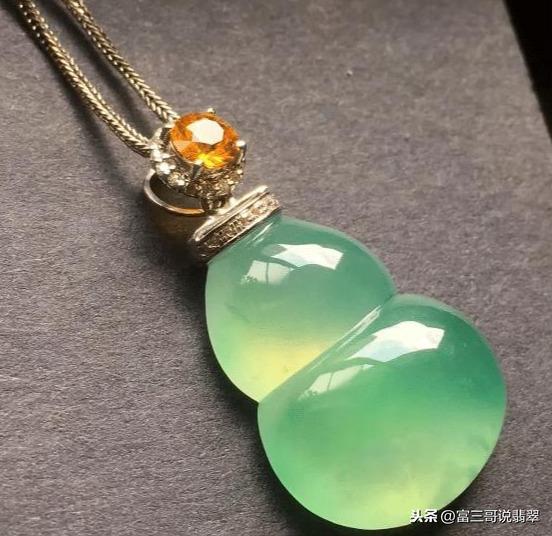 墨绿翡翠珠子项链价格,手链一般多少个珠子好-第2张图片-翡翠网 墨绿翡翠珠子项链价格,手链一般多少个珠子好-第2张图片-翡翠网