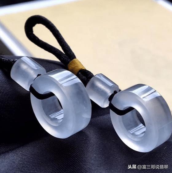 墨绿翡翠珠子项链价格,手链一般多少个珠子好-第3张图片-翡翠网 墨绿翡翠珠子项链价格,手链一般多少个珠子好-第3张图片-翡翠网