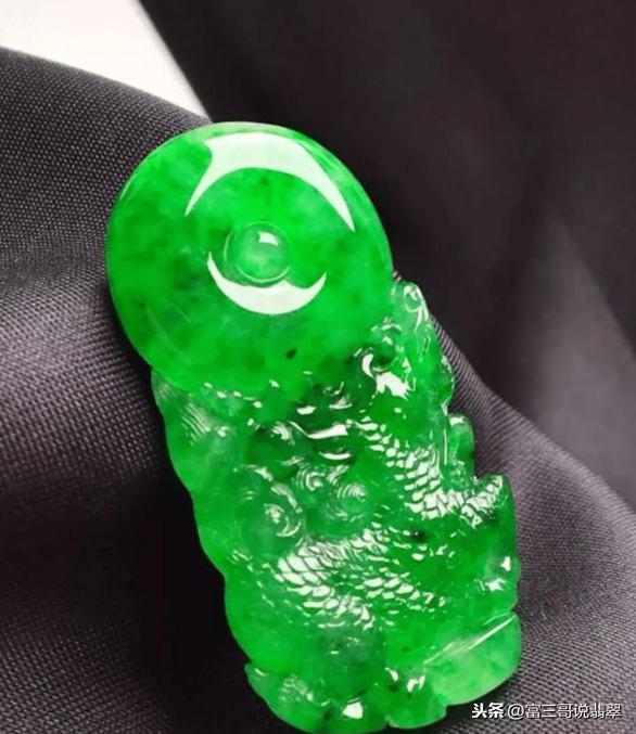 墨绿翡翠珠子项链价格,手链一般多少个珠子好-第8张图片-翡翠网 墨绿翡翠珠子项链价格,手链一般多少个珠子好-第8张图片-翡翠网