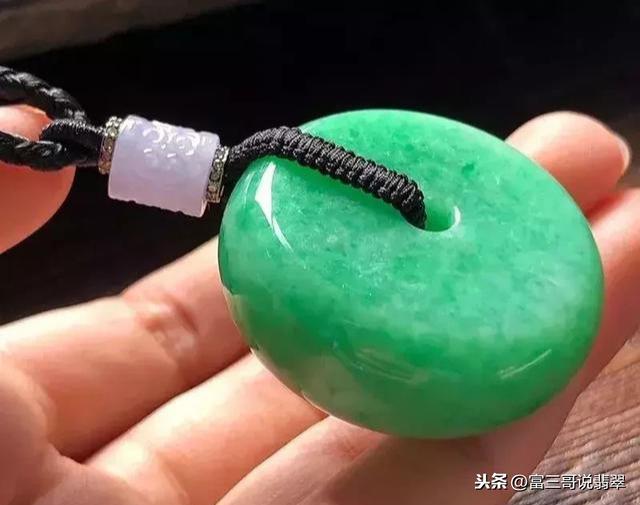 墨绿翡翠珠子项链价格,手链一般多少个珠子好-第11张图片-翡翠网 墨绿翡翠珠子项链价格,手链一般多少个珠子好-第11张图片-翡翠网