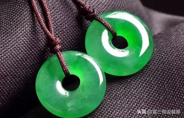 墨绿翡翠珠子项链价格,手链一般多少个珠子好-第12张图片-翡翠网 墨绿翡翠珠子项链价格,手链一般多少个珠子好-第12张图片-翡翠网