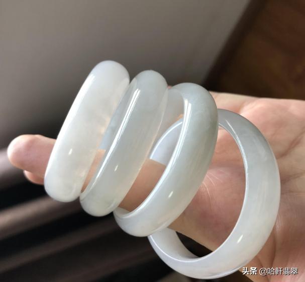 翡翠手镯里有一个小孔是什么手镯扣有几种-第1张图片-翡翠网 翡翠手镯里有一个小孔是什么手镯扣有几种-第1张图片-翡翠网