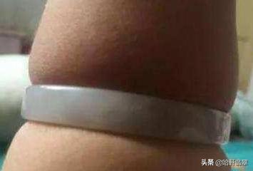 翡翠手镯里有一个小孔是什么手镯扣有几种-第2张图片-翡翠网 翡翠手镯里有一个小孔是什么手镯扣有几种-第2张图片-翡翠网