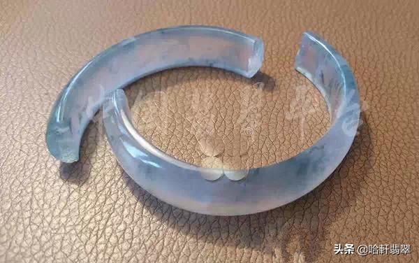 翡翠手镯里有一个小孔是什么手镯扣有几种-第3张图片-翡翠网 翡翠手镯里有一个小孔是什么手镯扣有几种-第3张图片-翡翠网