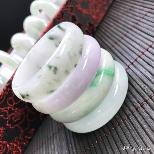 翡翠手镯里有一个小孔是什么手镯扣有几种-第4张图片-翡翠网 翡翠手镯里有一个小孔是什么手镯扣有几种-第4张图片-翡翠网
